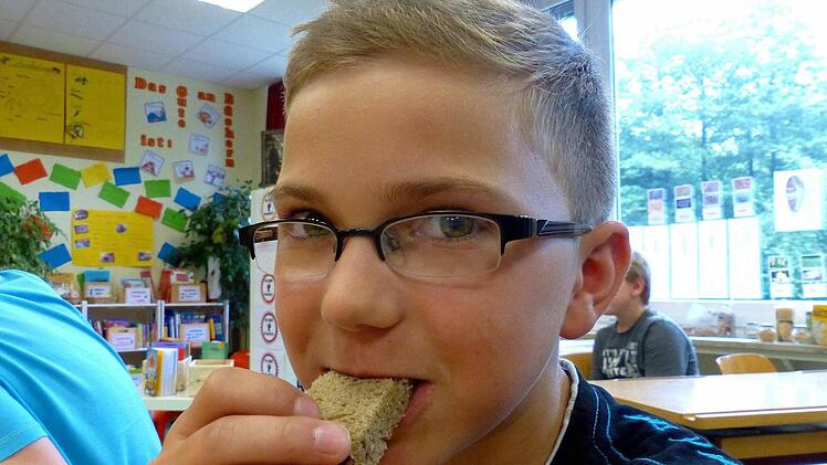 Lukas schmeckt das Tiroler-Brot.