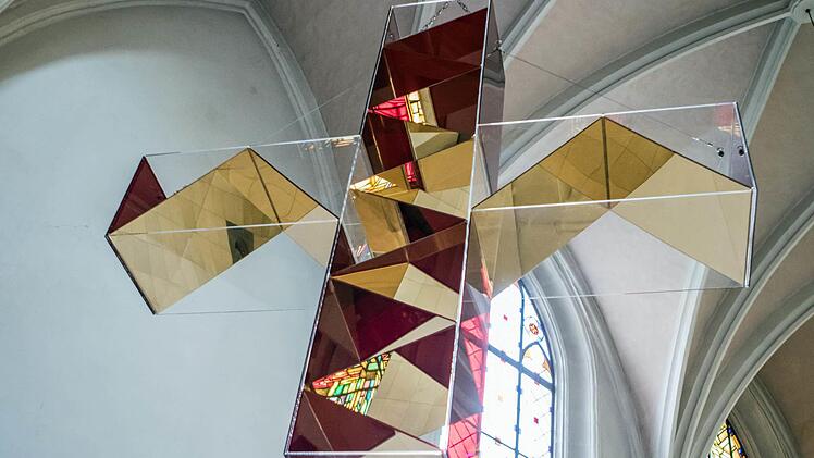 "Die goldene Himmelsleiter" von Ludger Linse schwebt im Chorraum der Coburger Heilig-Kreuz-Kirche. Foto: Jochen Berger