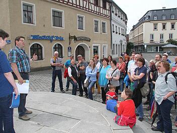 Die Resonanz bei der ersten Entdeckertour war riesig: Mehr als fünfzig Interessierte wandelten auf den Spuren der Stadtgeschichte. Foto: Sonny Adam