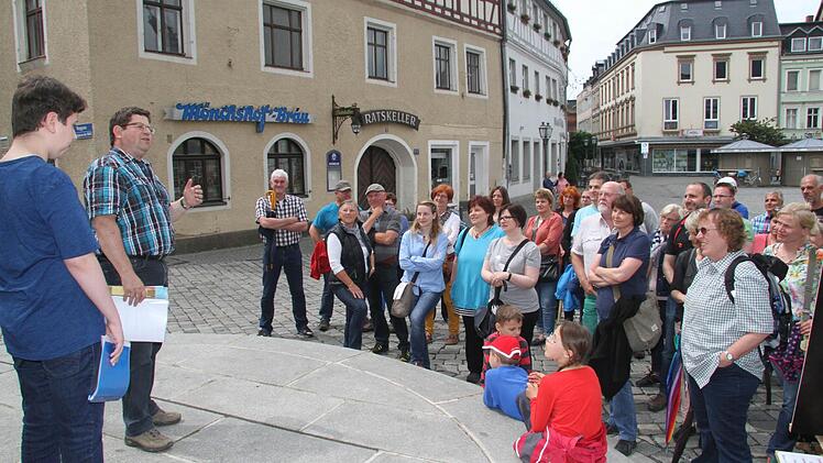Die Resonanz bei der ersten Entdeckertour war riesig: Mehr als fünfzig Interessierte wandelten auf den Spuren der Stadtgeschichte. Foto: Sonny Adam