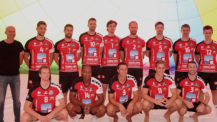 In der Hülle eines Heißluftballons, der startklar gemacht wird, präsentieren sich die Eltmanner Zweitliga-Volleyballer. Vordere Reihe von links Merten Krüger, Heriberto Quero, Hansi Nürnberger, Timon Schippmann und Johannes Engel, hintere Reihe von links Trainer Milan Maric, Mircea Peta, Thiago Welter, Sven Kellermann, Nikola Poluga, Chris Nowak, Sebastian Richter, Nico Bitsch und Tobias Werner.