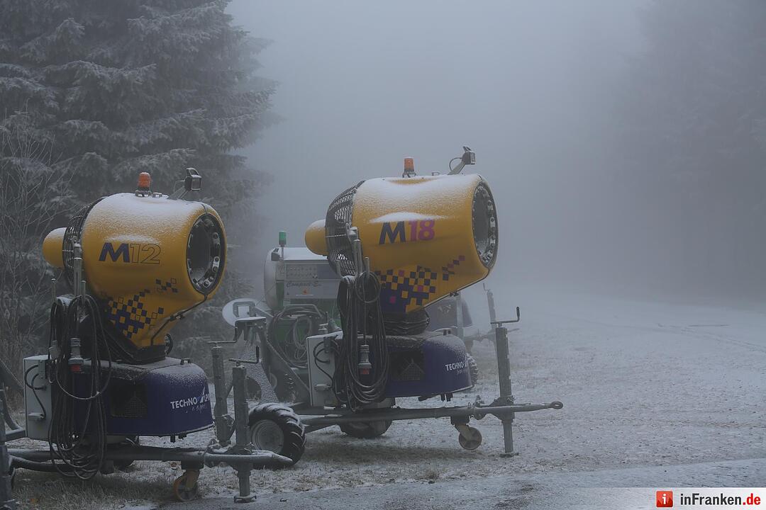 Erster Neuschnee am Ochsenkopf – Landschaft weiß überzuckert