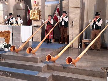 Ein nicht alltägliches Ambiente hatten sich die Alphornbläser Schwarze Berge für ihr Frühlingskonzert ausgesucht. In der katholischen Stadtpfarrkirche von Bad Brückenau unternahm das Ensemble zusammen mit befreundeten Musikern eine "Reise durch Raum und Zeit". Rolf Pralle