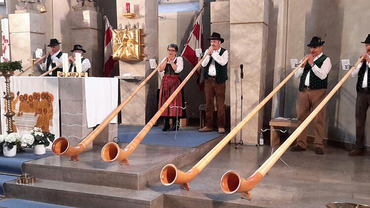 Ein nicht alltägliches Ambiente hatten sich die Alphornbläser Schwarze Berge für ihr Frühlingskonzert ausgesucht. In der katholischen Stadtpfarrkirche von Bad Brückenau unternahm das Ensemble zusammen mit befreundeten Musikern eine "Reise durch Raum und Zeit". Rolf Pralle