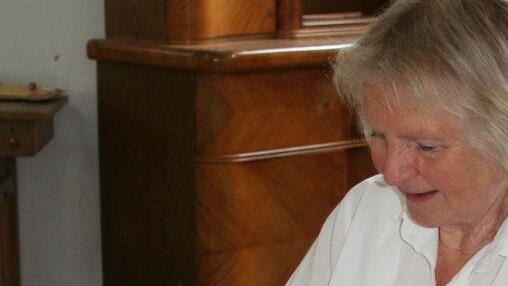 Im Kurs für Kalligrafie und Handlettering gab es mehrere fortgeschrittene Teilnehmer. Marie-Anne Warnecke aus Grub am Forst beispielsweise ist als Kalligrafin für Urkunden und Dorf-Chroniken gefragt. Zusätzlich auch mit Farbe zu arbeiten probierte sie erstmals im Kurs von Melina Müller. Foto: vhs-Coburg