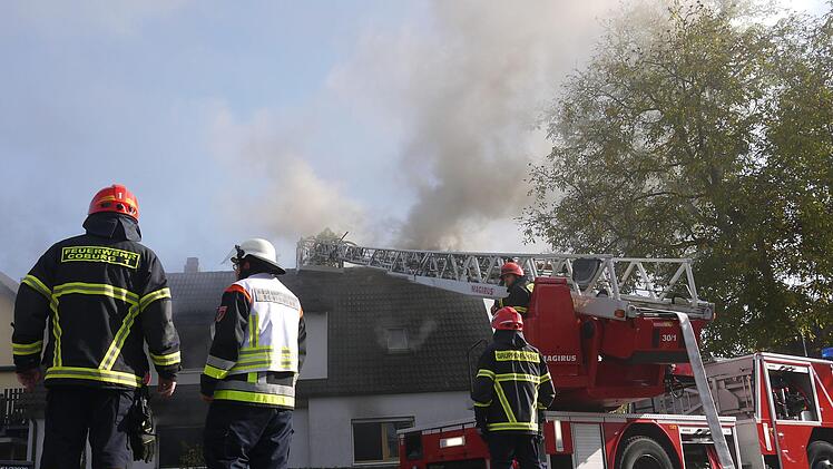 130 Personen waren beim Brand des  Wohnhauses in Ahorn (Landkreis Coburg) im Einsatz.Fotos: Berthold Köhler