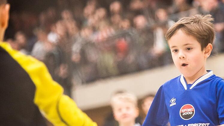 Szene aus dem Einlagespiel zwischen den G-Junioren des VfB Kulmbach (blaue Trikots) und des VfR Katschenreuth (grün). Foto: Alexander Muck