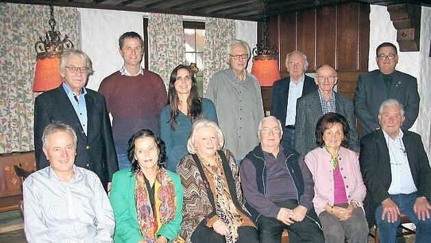 Die geehrten BLLV-Mitglieder mit (stehend, rechts) Norbert Trütschel, Bernhard Jeßberger (Zweiter von links), sowie die beiden Ehrenvorsitzenden Gertrud Tischer (sitzend, Dritte von links) und Sebastian Gernert (sitzend, Vierter von links)  Foto: trem