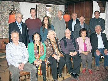 Die geehrten BLLV-Mitglieder mit (stehend, rechts) Norbert Trütschel, Bernhard Jeßberger (Zweiter von links), sowie die beiden Ehrenvorsitzenden Gertrud Tischer (sitzend, Dritte von links) und Sebastian Gernert (sitzend, Vierter von links)  Foto: trem