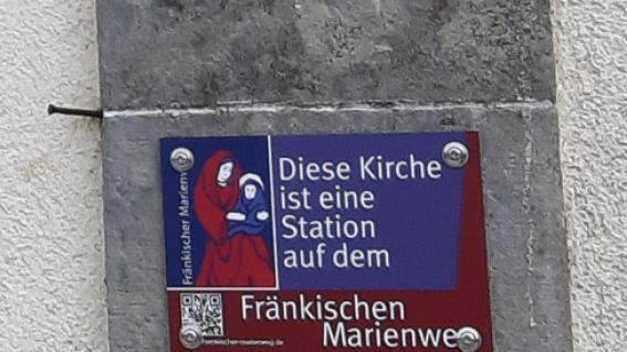 Dieses Schild wird an jeder Wallfahrtskirche auf dem Fränkischen Marienweg angebracht, so wie hier an der Kirche "Mariä Aufnahme in den Himmel" in Neuengrün.  Foto: Susanne Deuerling