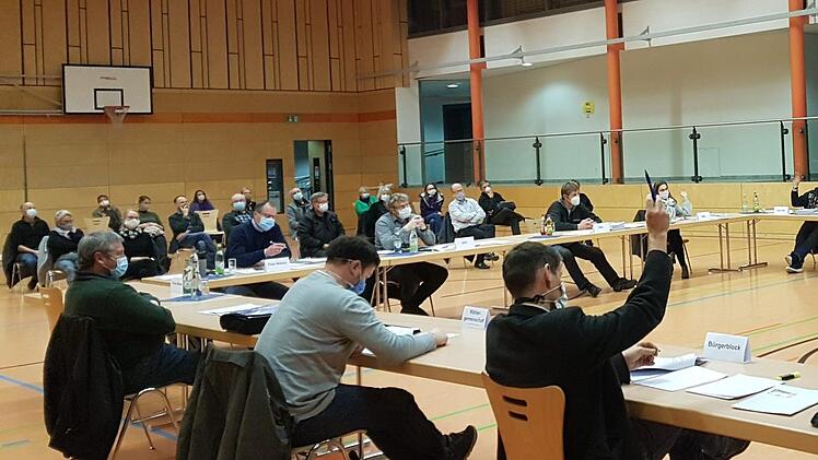 Die Gemeinderäte stimmten am Freitag nach kontroverser Debatte in der Veit-vom-Berg-Halle in Uehlfeld über die geplante Modernisierung des Asphaltmischwerks ab. Foto: Christian Bauriedel