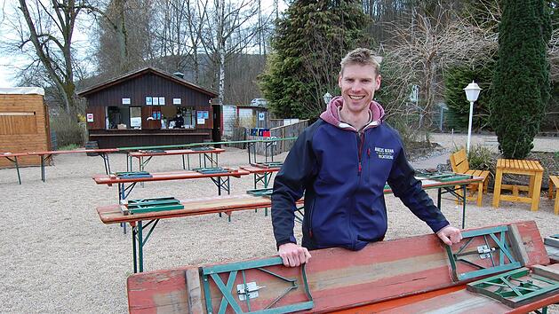 Marcus Beran bereitet den Biergarten am Salinenstrand in Bad Kissingen vor.