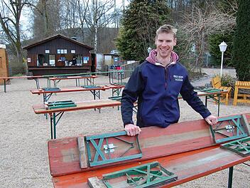Marcus Beran bereitet den Biergarten am Salinenstrand in Bad Kissingen vor.