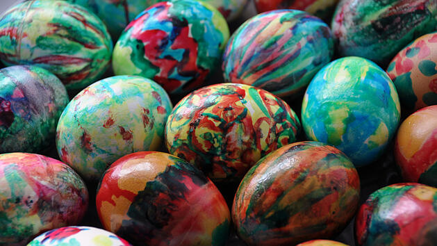 Gefärbte Eier an Ostern: Muss man beim Ausblasen auf Salmonellen aufpassen?
