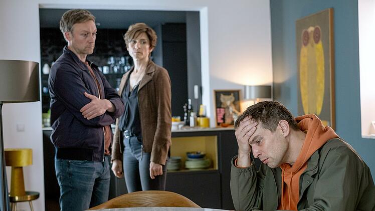 Moritz Brück (Robert Finster, rechts) ist am Boden zerstört, als Freddy Breyer (Robin Sondermann) und Judith Mohn (Christina Hecke) ihm vom Mord an seiner Frau berichten.