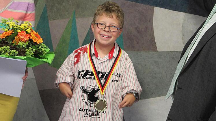 Die Grundschule Höchstadt Süd hat Jonas Puhmann ermöglicht, eine Regelschule zu besuchen. Dafür verlieh Landrat Eberhard Irlinger der Einrichtung die Integrationsmedaille des Landkreises.  Fotos: Martin Kreklau