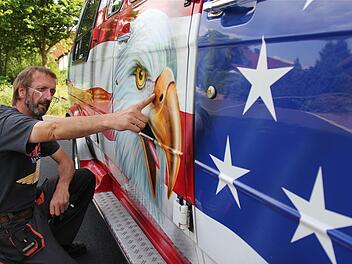 Sein Auto ist das große Hobby von Raimund Reimer. Der Chevy ist voll auf Amerika getrimmt. Jetzt aber haben Unbekannte den Lack zerkratzt.Fotos: Gerd Schaar