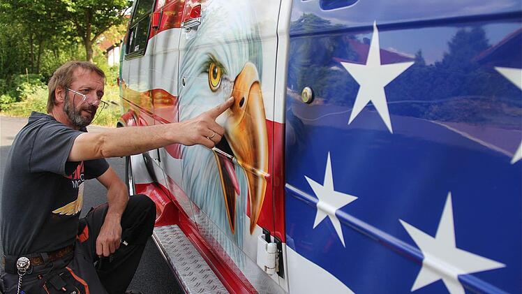 Sein Auto ist das große Hobby von Raimund Reimer. Der Chevy ist voll auf Amerika getrimmt. Jetzt aber haben Unbekannte den Lack zerkratzt.Fotos: Gerd Schaar