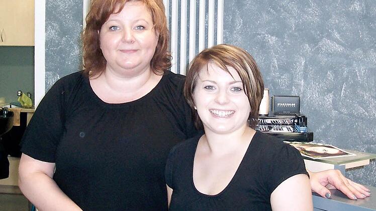 Barbara Schuster und ihre Ausbilderin Sabine Hack. Die Friseurmeisterin will die junge Gesellin übernehmen. Fotos: Marina Zimmermann