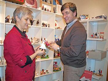 Wirtschaftsförderin Sandra Franz lässt sich von Holger Gaksch besondere Modelle unter den Caco-Biegepuppen zeigen. Foto: Rainer Lutz