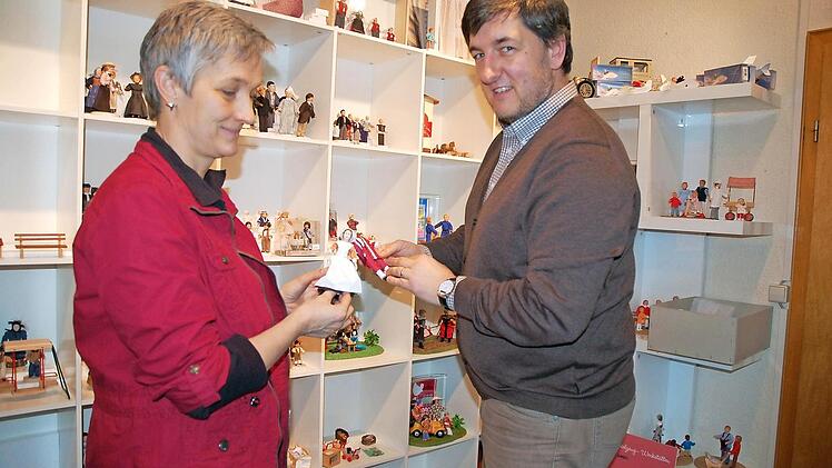 Wirtschaftsförderin Sandra Franz lässt sich von Holger Gaksch besondere Modelle unter den Caco-Biegepuppen zeigen. Foto: Rainer Lutz