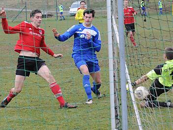 Hinein ins Vergnügen: Johannes Feser (links) vollendet zum 2:0 für den FC Fuchsstadt. Die Münnerstädter Christoph Krell (Mitte) und Torwart Johannes Wolf haben das Nachsehen. Foto: ssp