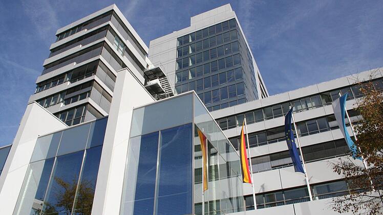 Die Stichwahl am Sonntag wird entscheiden ob der Erlanger OB Siegfried Balleis (CSU) erneut ins Rathaus einziehen wird oder ob sein Herausforderer Florian Janik (SPD) zulegen kann. Foto: Archiv/Stadtverwaltung