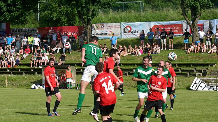 Sebastian Hoffmann köpft auf das Blaicher Tor.