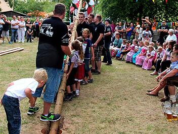Einer muss ja schließlich überprüfen, ob das Loch tief genug ist. Fotos: Johanna Blum