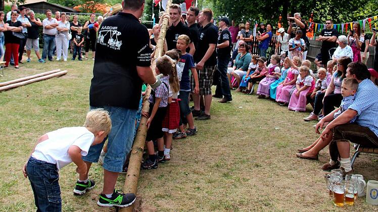 Einer muss ja schließlich überprüfen, ob das Loch tief genug ist. Fotos: Johanna Blum