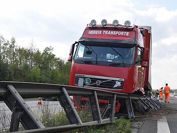 Sie verbog sich, aber sie hielt stand: die A70- Schutzplanke. Der Laster demolierte 23 Felder. Foto: Ronald Rinklef