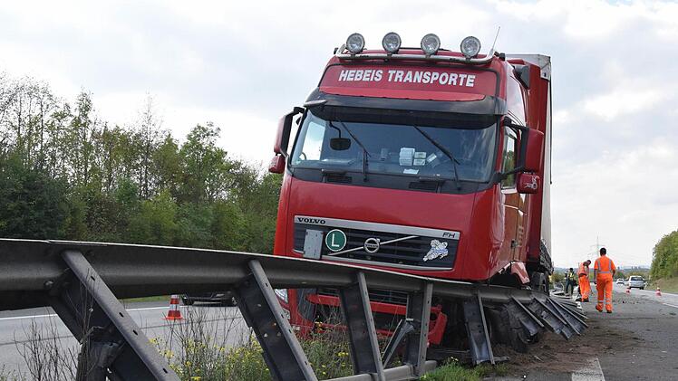 Sie verbog sich, aber sie hielt stand: die A70- Schutzplanke. Der Laster demolierte 23 Felder. Foto: Ronald Rinklef