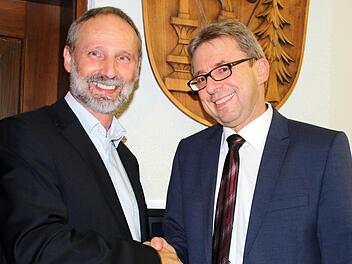 Hans Jürgen Marschollek wird als neues Gemeinderatsmitglied von Bürgermeister Wolfgang Bauersachs begrüßt. Foto: Bettina Knauth