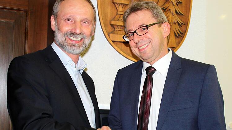 Hans Jürgen Marschollek wird als neues Gemeinderatsmitglied von Bürgermeister Wolfgang Bauersachs begrüßt. Foto: Bettina Knauth