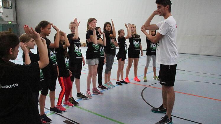 Jugendtrainer Maxi bringt den F&uuml;nft- und Sechstkl&auml;sslern die richtige Wurftechnik bei. Foto: Fenna Kreuz