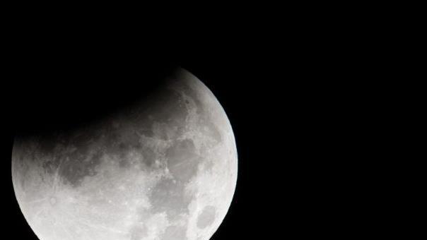 Am Montag kann eine Mondfinsternis &uuml;ber Deutschland bestaunt werden. In Franken ist das Spektakel jedoch wenige Minuten sp&auml;ter als in Berlin zu sehen. Foto: Matthias Balk / dpa