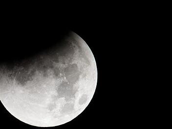 Am Montag kann eine Mondfinsternis über Deutschland bestaunt werden. In Franken ist das Spektakel jedoch wenige Minuten später als in Berlin zu sehen. Foto: Matthias Balk / dpa