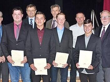 Die Absolventen aus dem Landkreis Kronach. Vordere Reihe von links Guido Winter (Leitender Landwirtschaftsdirektor AELF Kulmbach), Klaus Siegelin (stellvertretender BBV-Kreisobmann Kronach), Felix Boxdörfer (Küps), Patrick Müller (Kronach), Lukas Fröba (Buchbach), Felix Zwosta (Wilhelmsthal), MdB Hans Michelbach, Landrat Klaus Löffler. Hinten links Hans Vetter (Leitender Landwirtschaftsdirektor AELF Coburg) Foto: Karl-Heinz Hofmann