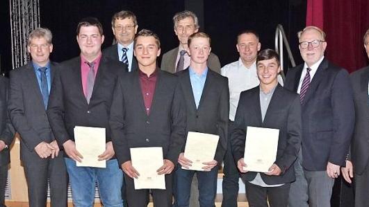 Die Absolventen aus dem Landkreis Kronach. Vordere Reihe von links Guido Winter (Leitender Landwirtschaftsdirektor AELF Kulmbach), Klaus Siegelin (stellvertretender BBV-Kreisobmann Kronach), Felix Boxdörfer (Küps), Patrick Müller (Kronach), Lukas Fröba (Buchbach), Felix Zwosta (Wilhelmsthal), MdB Hans Michelbach, Landrat Klaus Löffler. Hinten links Hans Vetter (Leitender Landwirtschaftsdirektor AELF Coburg) Foto: Karl-Heinz Hofmann