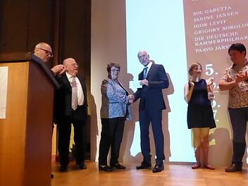 Der Scheck ist übergeben! Unser Bild zeigt (von links) Vorsitzenden Anton Schick, seinen Stellvertreter Hans-Ulrich Finger, Schatzmeisterin Martha Müller und Oberbürgermeister Kay Blankenburg. Thomas  Ahnert
