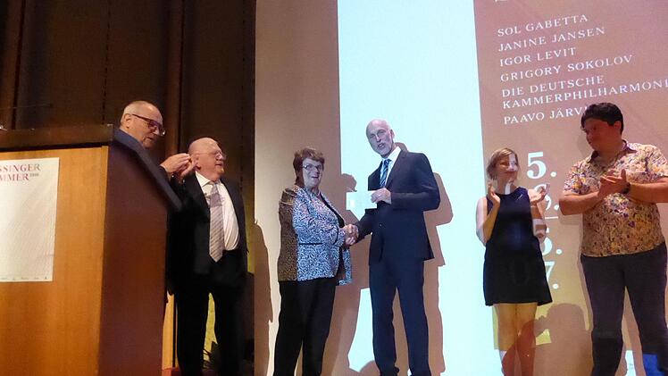 Der Scheck ist übergeben! Unser Bild zeigt (von links) Vorsitzenden Anton Schick, seinen Stellvertreter Hans-Ulrich Finger, Schatzmeisterin Martha Müller und Oberbürgermeister Kay Blankenburg. Thomas  Ahnert