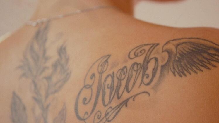 Trauertattoos - und ihre Geschichte dahinter zeigt eine Ausstellung in der Staatlichen Berufsschule. Foto: Klaus Werner