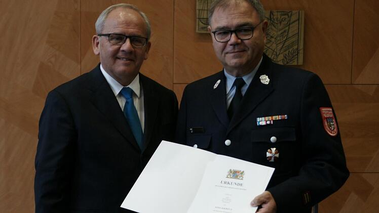 Georg Helfrich (rechts) mit Regierungspräsident Eugen Ehmann nach der Verleihung von Ehrenkreuz und Urkunde. Foto: Steffen Standke