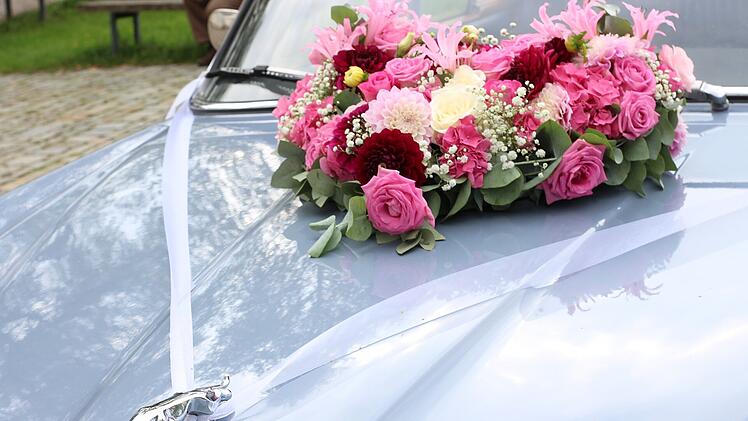 Geschm&uuml;cktes Hochzeitsauto