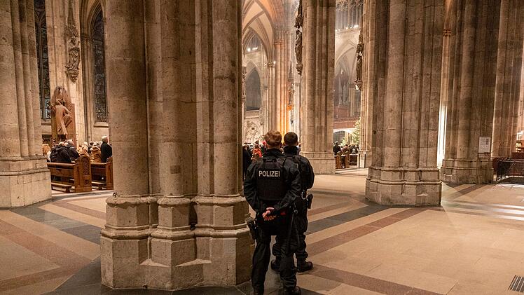 Polizisten im K&ouml;lner Dom