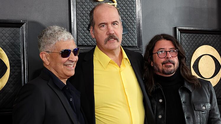 Die ehemaligen Nirvana-Mitglieder Novoselic (Mitte), Dave Grohl (rechts) sowie Tourgitarrist Pat Smear (links) treten sporadisch gemeinsam in der Öffentlichkeit auf, um das Erbe ihrer Band aufrechzuerhalten.