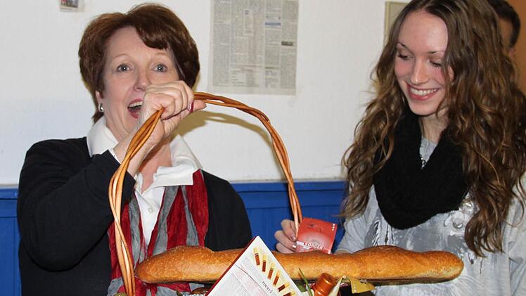 einen Präsentkorb für die Bürgermeisterin.