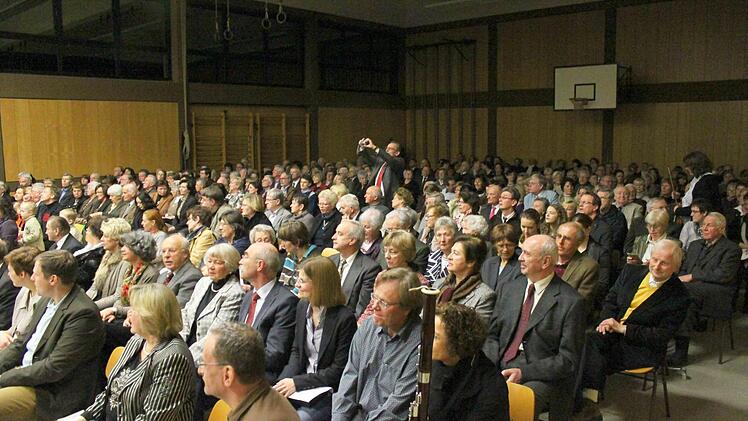 Erwartungsfreudiges Publikum in der Mehrzweckhalle Heubischer Straße