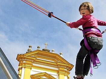 Mit jedem Sprung kam Emely aus Mainbernheim der Sonne ein kleines Stückchen näher. Das Riesen-Trampolin vor der Kitzinger Stadtkirche war bei den Kindern heiß begehrt. Fotos: Elisabeth Ziegler-Weißer