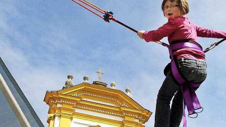Mit jedem Sprung kam Emely aus Mainbernheim der Sonne ein kleines Stückchen näher. Das Riesen-Trampolin vor der Kitzinger Stadtkirche war bei den Kindern heiß begehrt. Fotos: Elisabeth Ziegler-Weißer